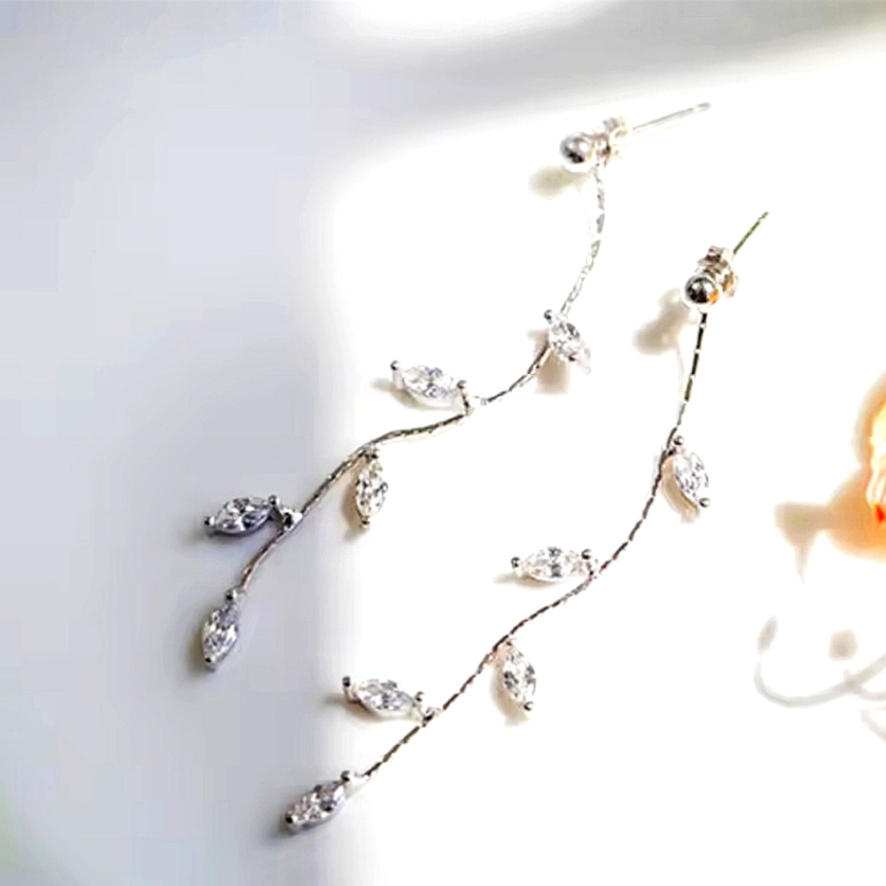 ▪︎ Delicate dangle leaf earrings 2 inches in length; NWOT